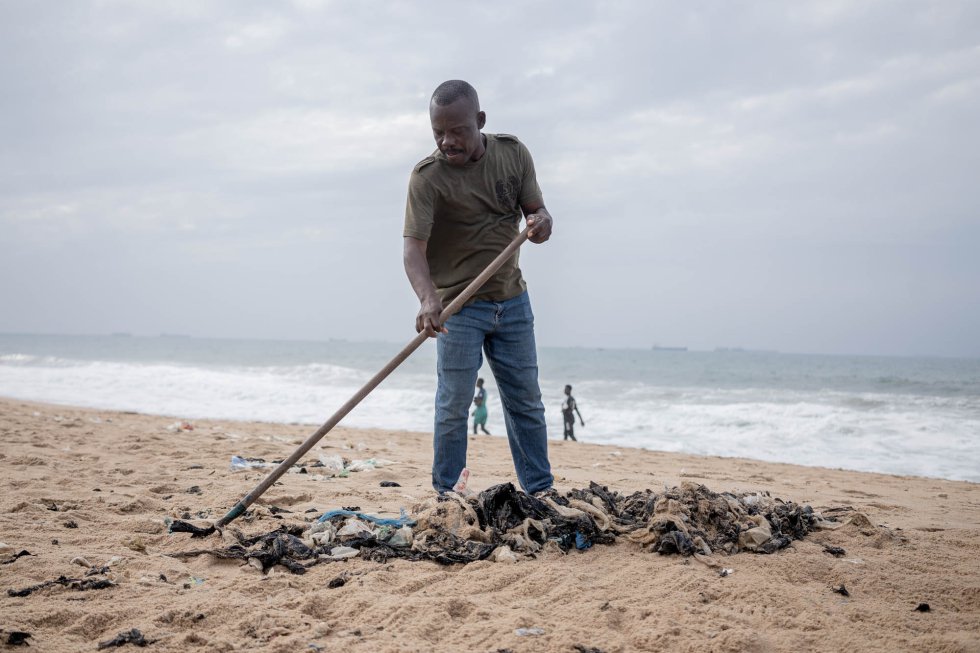 La mayoría de los desechos que se encuentran en la playa son bolsas de plástico provenientes del mar. Según ONU Medio Ambiente, 500.000 millones de ellas acaban cada año en mares y océanos. En Togo, a pesar de que hay una prohibición en la producción, importación, distribución y comercialización de plásticos no biodegradables, la presencia de bolsas de plástico de un solo uso es elevada.