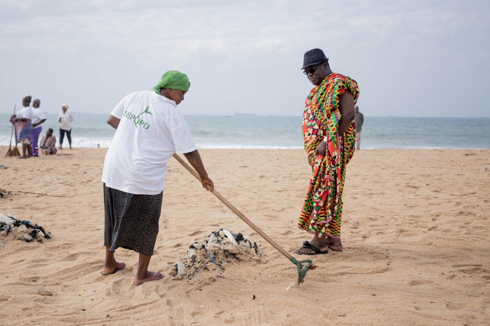 Togbui Adéla, una especie de líder de un barrio togolés y padrino de ERD Afrique, visitando las actividades de limpieza. “Hay que revalorizar la playa, porque posee un gran valor económico. Si continuamos así no habrá marcha atras”. Para Togbui, la conservación de la biodiversidad importa.