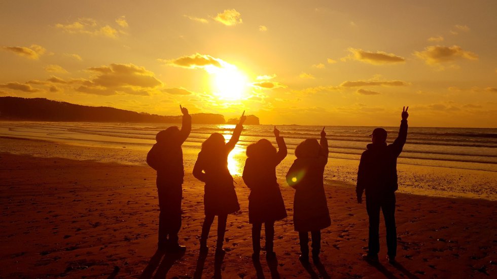Varios turistas observan la última puesta de sol del año desde Mallipo Beach en Taean, a 150 kilómetros al sureste de Seúl (Corea del Sur).