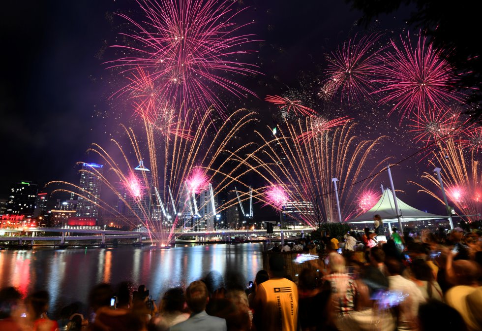 Una multitud observa los fuegos artificiales durante las celebraciones de Nochevieja en Brisbane (Australia).