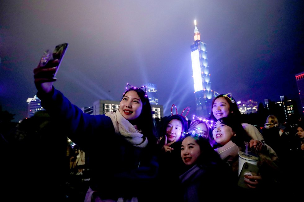 Un grupo de jóvenes se fotografía durante las celebraciones de Año Nuevo en la capital de Taiwán, Taipéi.