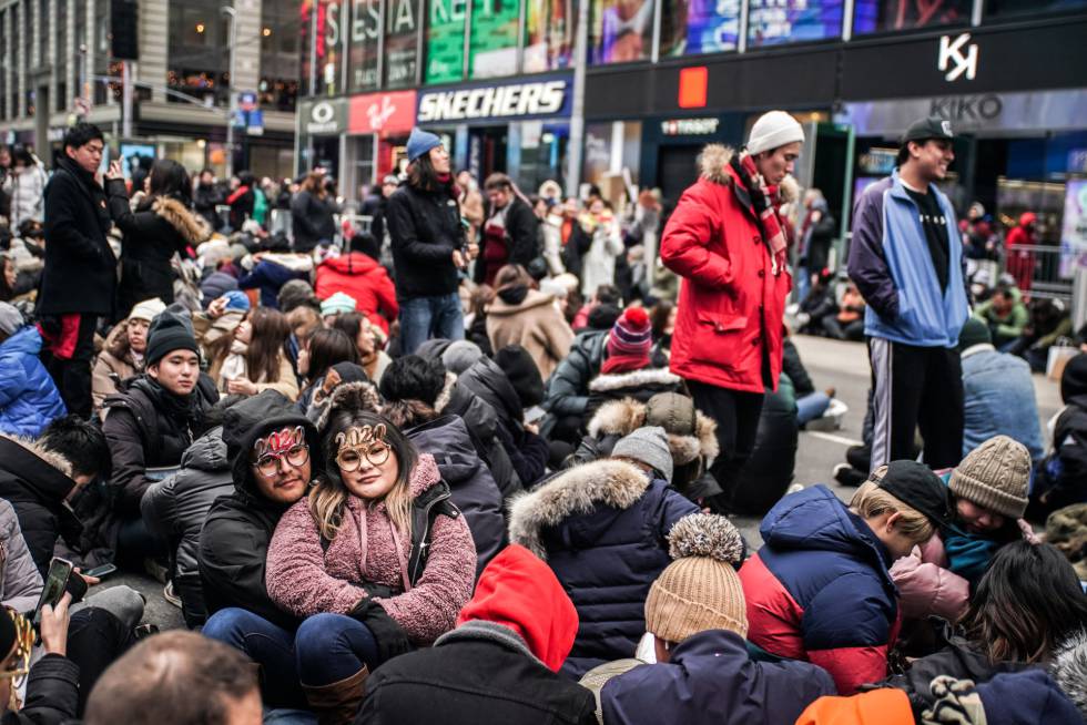 Un grupo de personas espera para recibir el año en la famosa celebración de Times Square en Nueva York.