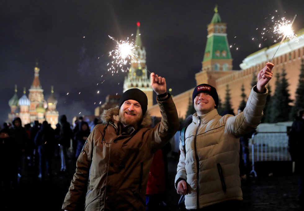 Dos hombres celebran en La Plaza Roja en Moscú, Rusia.