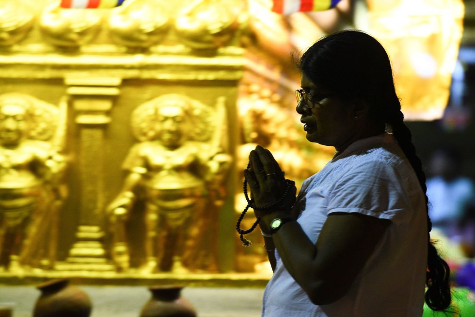 Una mujer budista reza en un templo durante la celebración de la Nochevieja.