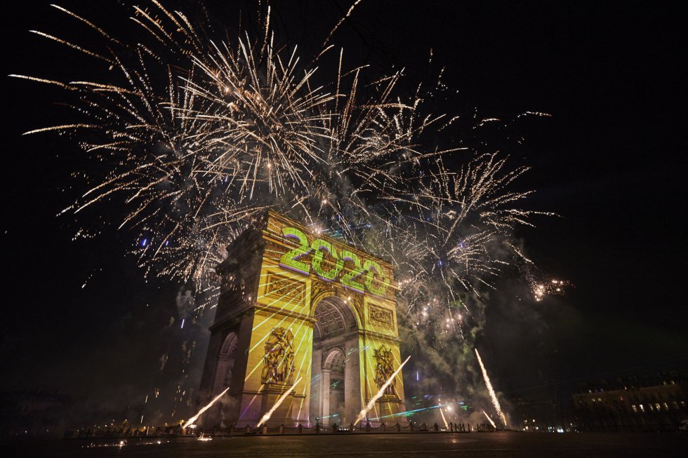 Los fuegos artificiales saludan el nuevo año en el Arco del Triunfo parisino.