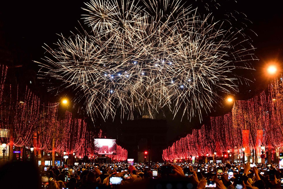 Los fuegos artificiales iluminan la noche parisiense (Francia).