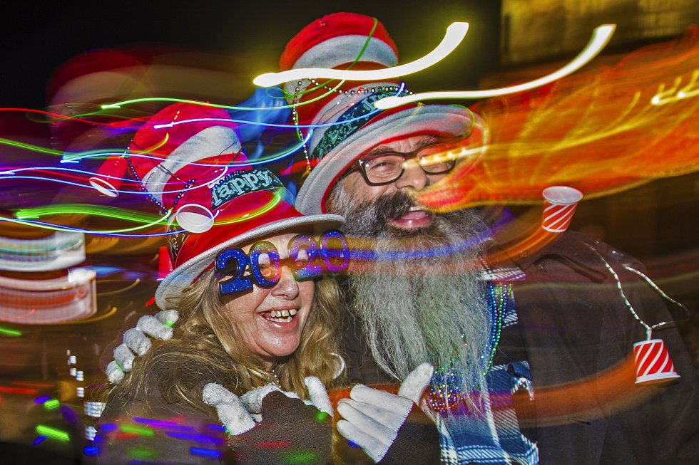 Una pareja celebra el Año Nuevo en la ciudad de Las Vegas (EE UU).