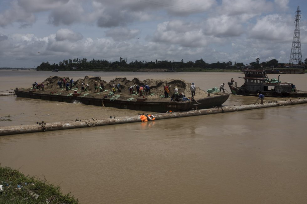 Un barco de transporte por el río Mekong. El cambio climático y la extracción de arena son dos de los grandes peligros que corre. Los científicos afirman que, debido a ellos, el Delta del Mekong habrá desaparecido en 2050.