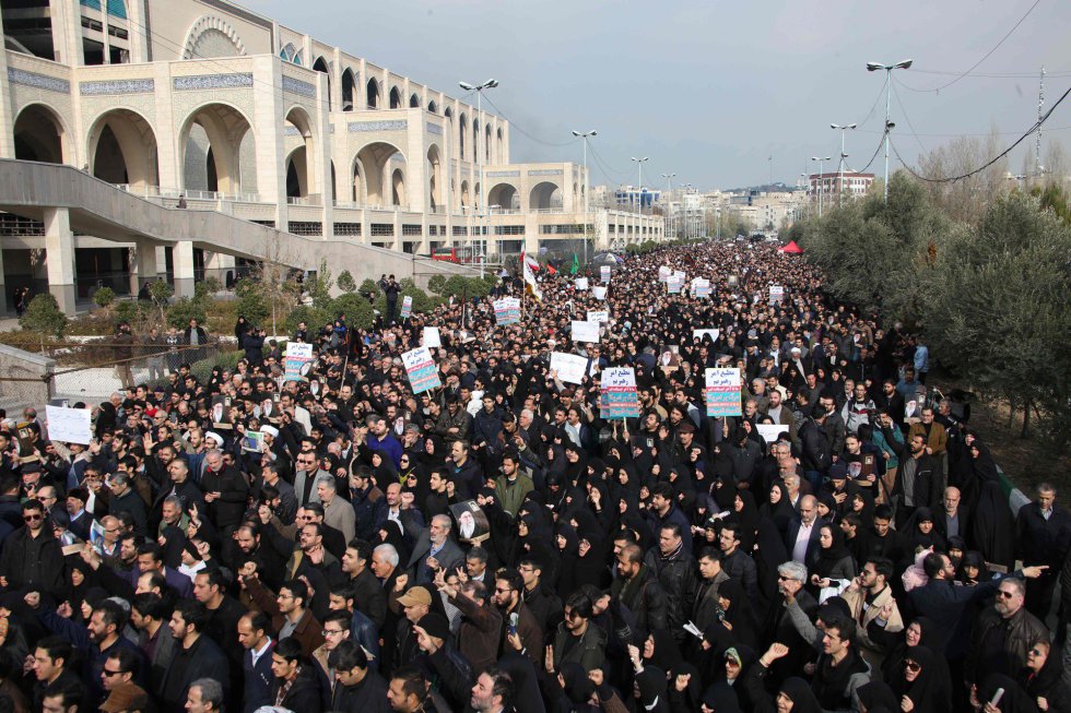 O líder supremo do Irã, o aiatolá Ali Khamenei, pediu "vingança severa" pela morte de Soleimani, na pior escalada de uma temida guerra entre o Irã e os Estados Unidos em solo iraquiano. Na foto, um momento de protestos em massa em Teerã.