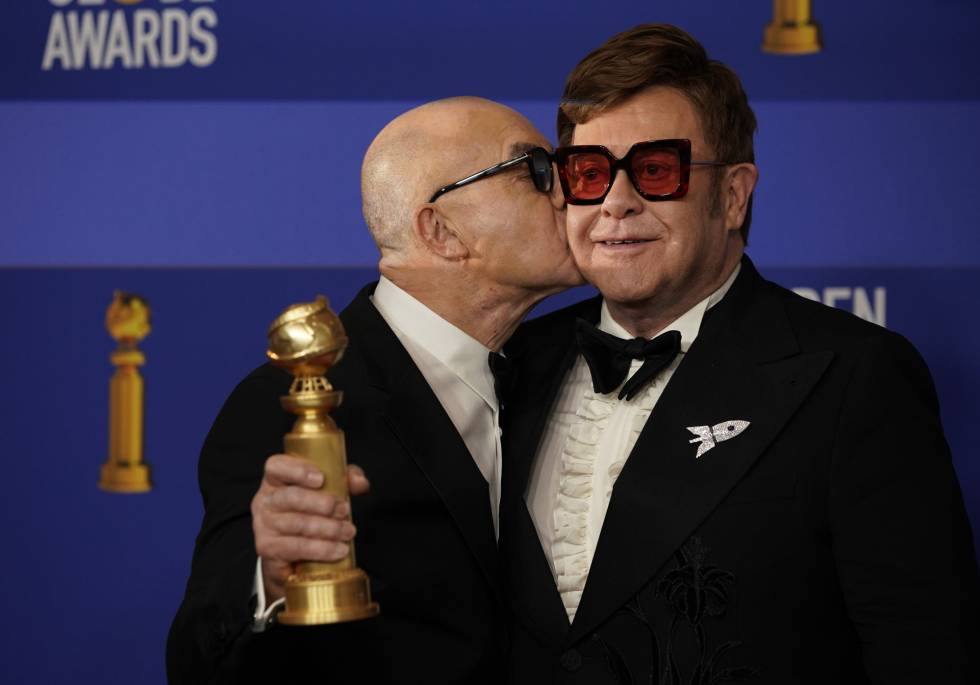 Bernie Taupin y Elton John posan con su premio a la mejor canción original por 'I'm Gonna Love Me Again'.