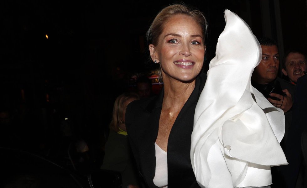 Tras su segundo matrimonio, Sharon Stone comenzó a salir con Bob Wager, el segundo asistente de dirección de la película 'Rápida y mortal'. Incluso llegaron a estar comprometidos, pero pronto le devolvió el anillo. Lo hizo por correo.