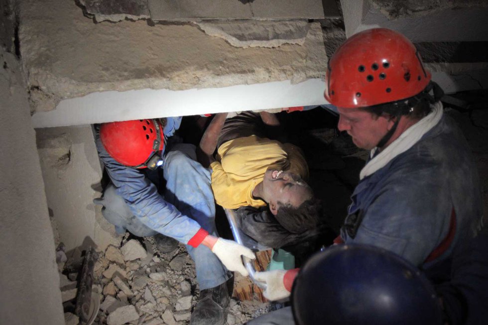 Quatro dias após a tragédia, uma equipe de resgate recém-chegada de Moscou percorre as ruas de Porto Príncipe em busca de um milagre. De repente, em meio à comoção e ao caos, um vizinho chama sua atenção: “Ei! Há pessoas vivas!" Yuri, um bombeiro russo de 45 anos de idade, decide passar pela única fenda deixada pelos escombros e depois sai para avisar: "Há duas pessoas, uma menina e um menino". Yuri pega alguns cigarros e volta. Depois de um tempo, à noite, ele volta com uma garota de cerca de 15 anos. Quase inconsciente, mas viva.