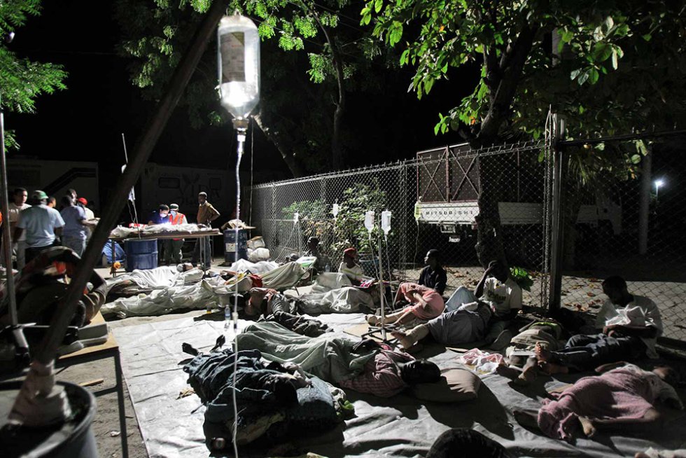 A euforia do resgate dura algumas horas. A luz do dia seguinte volta a devolver, implacável, a magnitude da tragédia. A garota resgatada na noite passada está deitada em um cobertor sujo, ao ar livre, no chão de um hospital improvisado sem médicos ou remédios suficientes, no meio de um atoleiro cercado por lixo.