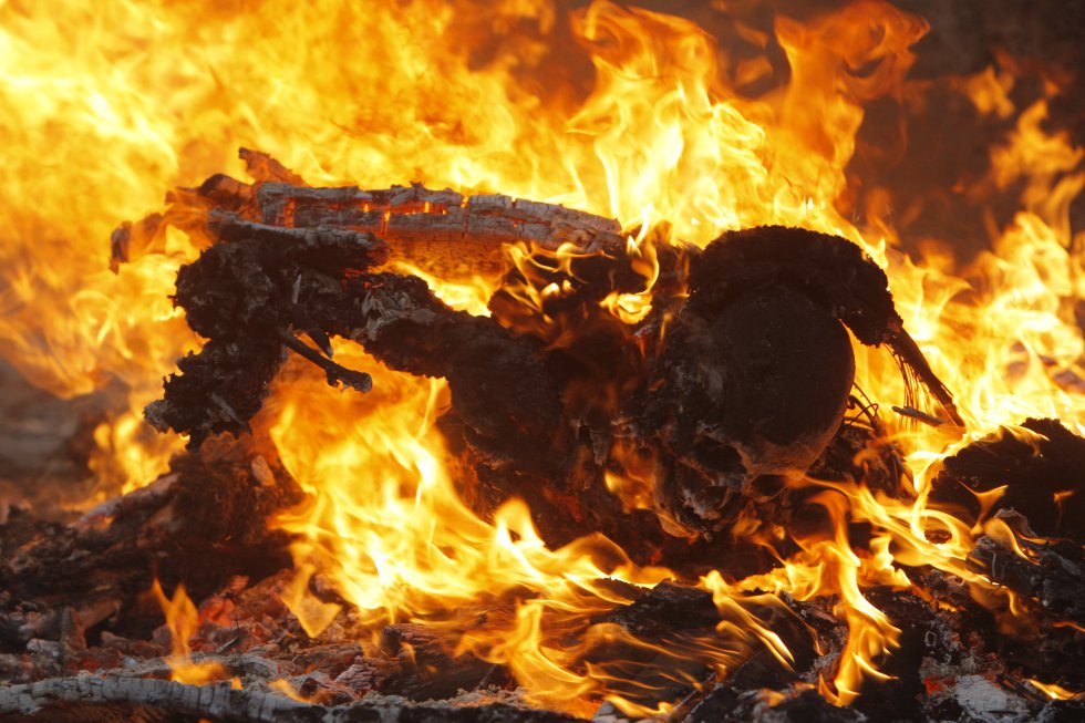 Não há lugar no cemitério ou nos necrotérios improvisados. Os corpos são queimados na rua para tentar evitar o risco de infecções. Às vezes, o cheiro da morte vinha de surpresa, ao virar da esquina. Poderia ser um lembrete da morte de que os prédios ainda estavam fechados ou o anúncio de que um ou vários corpos permaneceram abandonados em um canto próximo, rígidos e inchados, mal cobertos por um lençol sujo.