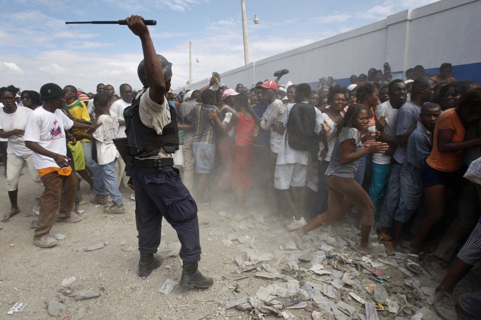 Também não há lugar para morar no Haiti. Em frente ao escritório de emigração em Porto Príncipe, grandes filas são formadas para obter a documentação necessária para deixar o país.