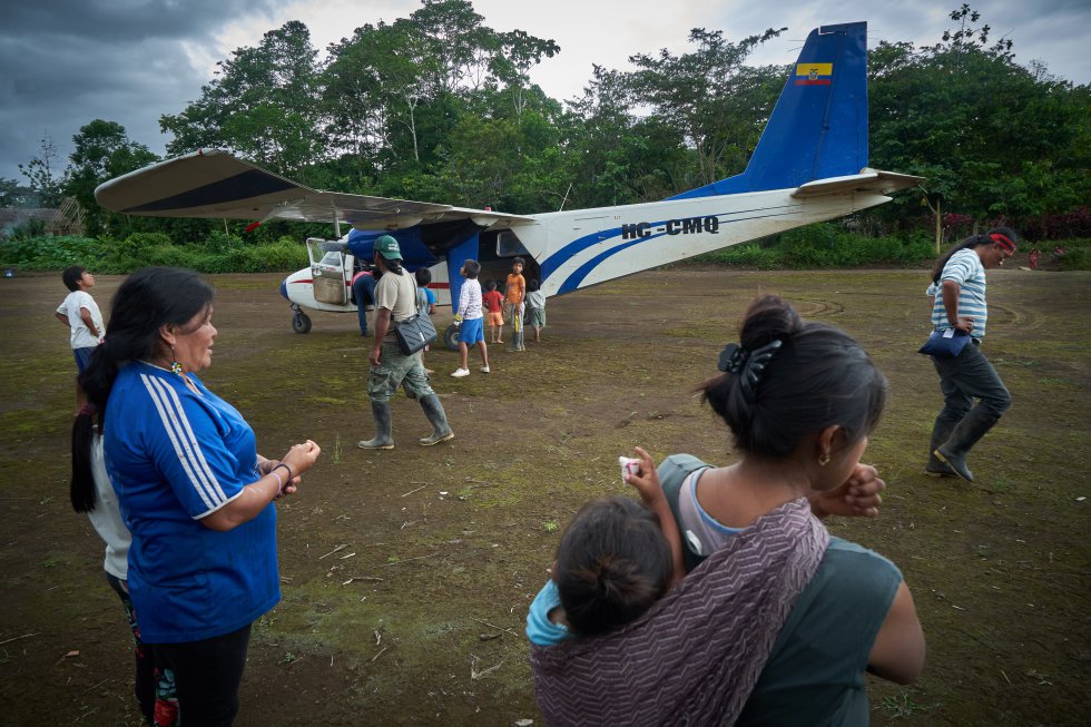 Por el momento, a Sharamentsa solo se accede en canoa por el correntoso río Pastaza o bien por aire, con pequeñas avionetas que consiguen aterrizar en su pista de tierra, construida hace años por misioneros determinados a evangelizar incluso estos territorios remotos. En la foto, niños indígenas achuar inspeccionan el avión que acaba de aterrizar con provisiones para la comunidad.