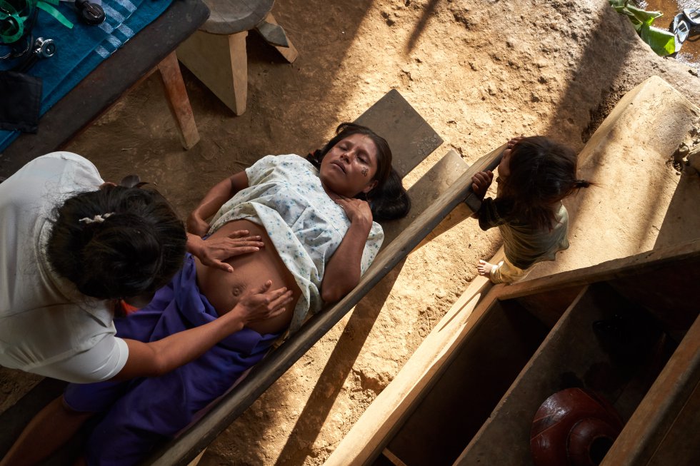 Vero chequea la posición fetal de una mujer embarazada de siete meses en la comunidad de Sharamentsa.