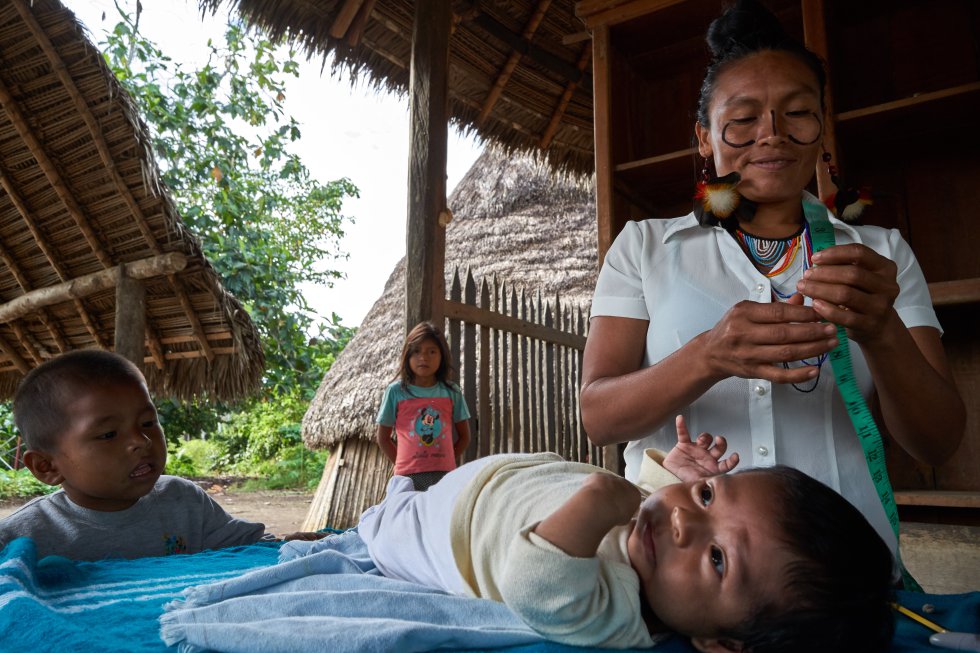 Vero realiza un chequeo de rutina a uno de los bebés cuyo parto asistió, en la comunidad de Sharamentsa. 