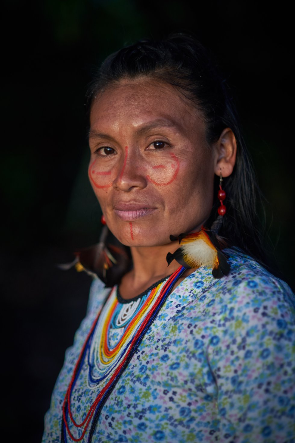 La lucha de Vero es mejorar la vida de las madres achuar y la de sus bebés y reducir la mortalidad. Esta es su manera de contribuir a la defensa de la selva, que sostiene con orgullo y determinación.