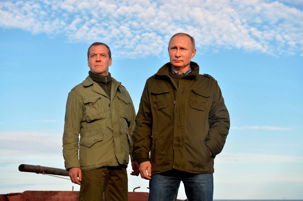 El presidente ruso, Vladimir Putin, y el primer ministro, Dmitry Medvédev, durante una excursión en el lago Ilmen, en la región de Novgorod (Rusia), el 10 de septiembre de 2016.