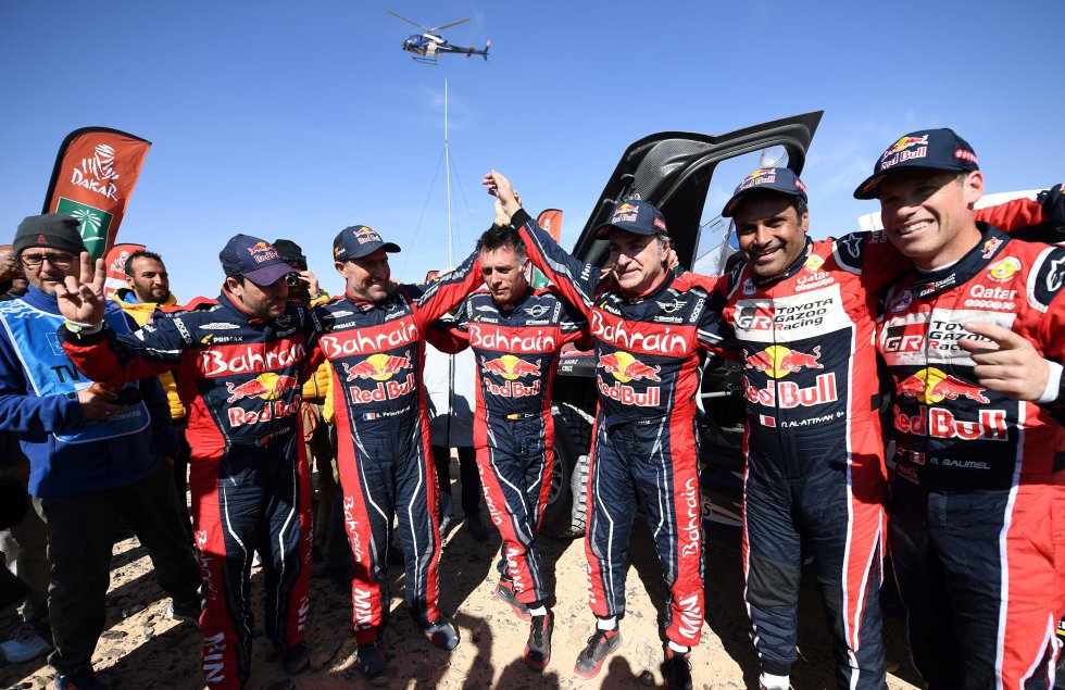 Carlos Sainz (3d) y Lucas Cruz (3i), ganadores del Dakar, junto a los pilotos clasificados en segunda y tercera posición, tras la última carrera del rally disputada este viernes, en Qiddiya, 