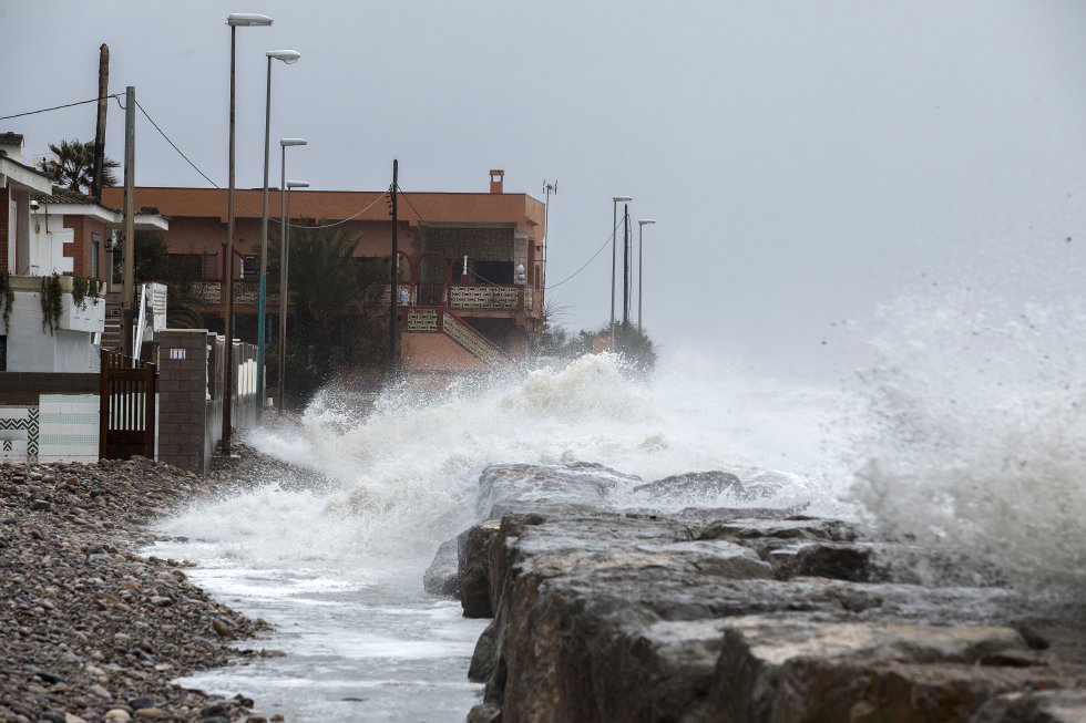 Efectos del temporal de viento y lluvia en la localidad de Nules en Castellón, este lunes.