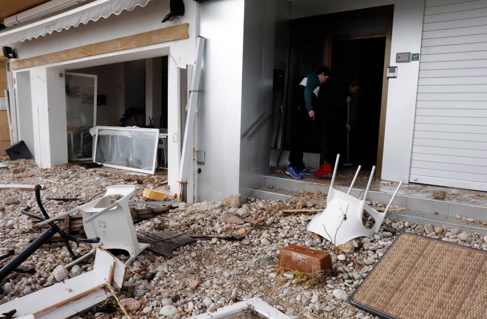 Desperfectos causados por el temporal Gloria en la localidad alicantina de Jávea, este lunes.