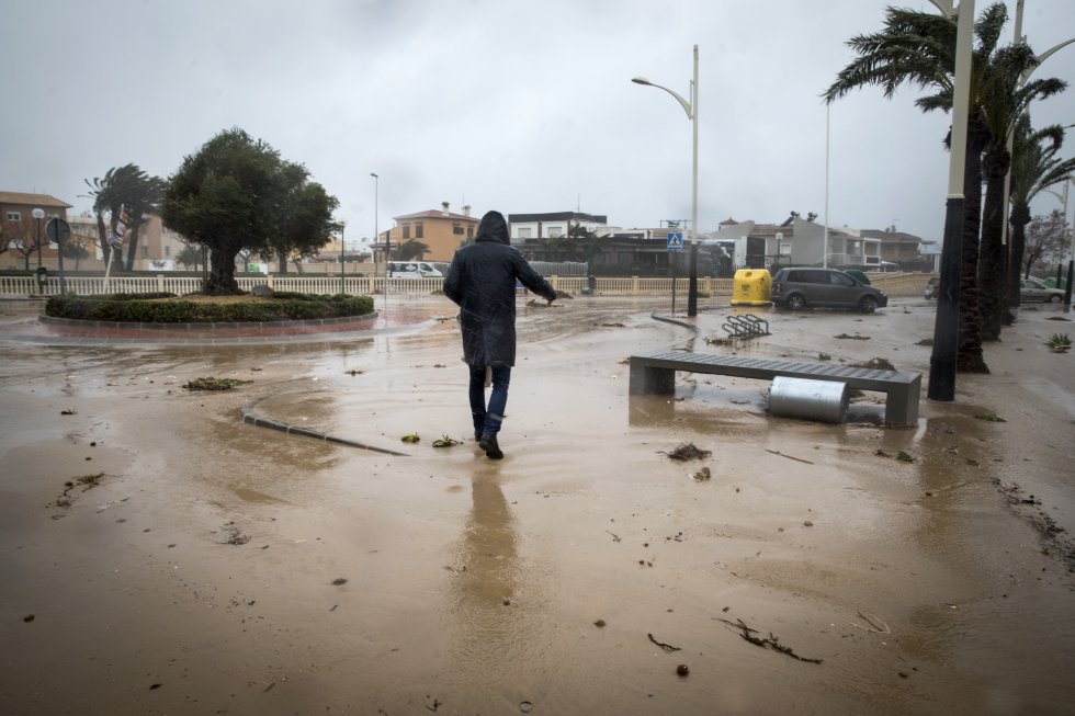 El agua del mar entra en el núcleo urbano de la localidad de la Oliva, este lunes.