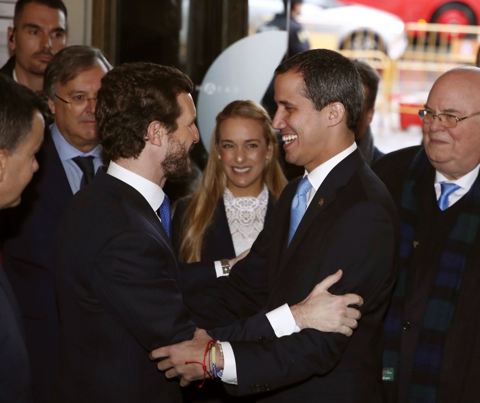 El presidente del PP, Pablo Casado (izquieda), saluda este sábado al presidente de la Asamblea Nacional de Venezuela, Juan Guaidó, en presencia Lilian Tintori, esposa de Leopoldo López, poco antes de reunirse en la Casa de América de Madrid.