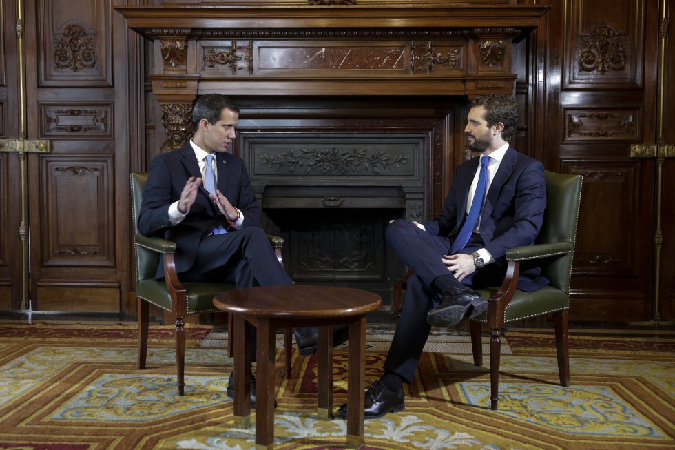 El presidente del PP, Pablo Casado (derecha), durante una conversación con el presidente de la Asamblea Nacional de Venezuela, Juan Guaidó, en la Casa de América de Madrid.