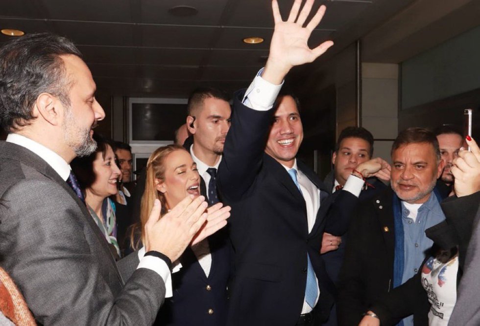 Juan Guaidó saluda, tras su llegada a Madrid, detrás de él la activista venezolana Lilian Tintori.