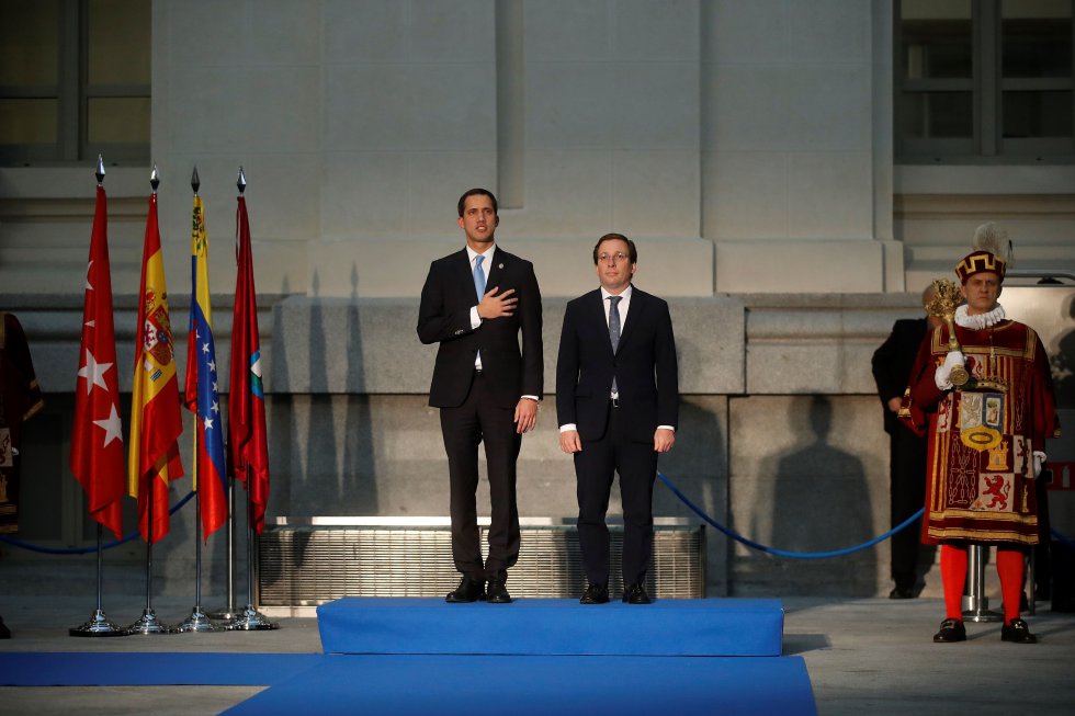 El alcalde de Madrid, José Luis Martínez-Almeida (derecha), junto al presidente encargado de Venezuela, Juan Guaidó, a su llegada al Ayuntamiento de Madrid donde este sábado se le entregará la llave de oro de la ciudad.