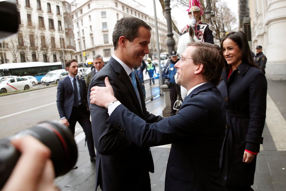 El alcalde de Madrid, José Luis Martínez-Almeida, junto a la vicealcaldesa, Begoña Villacís, saluda al presidente encargado de Venezuela, Juan Guaidó, a su llegada al Ayuntamiento de Madrid donde se le entregará la llave de oro de la ciudad.