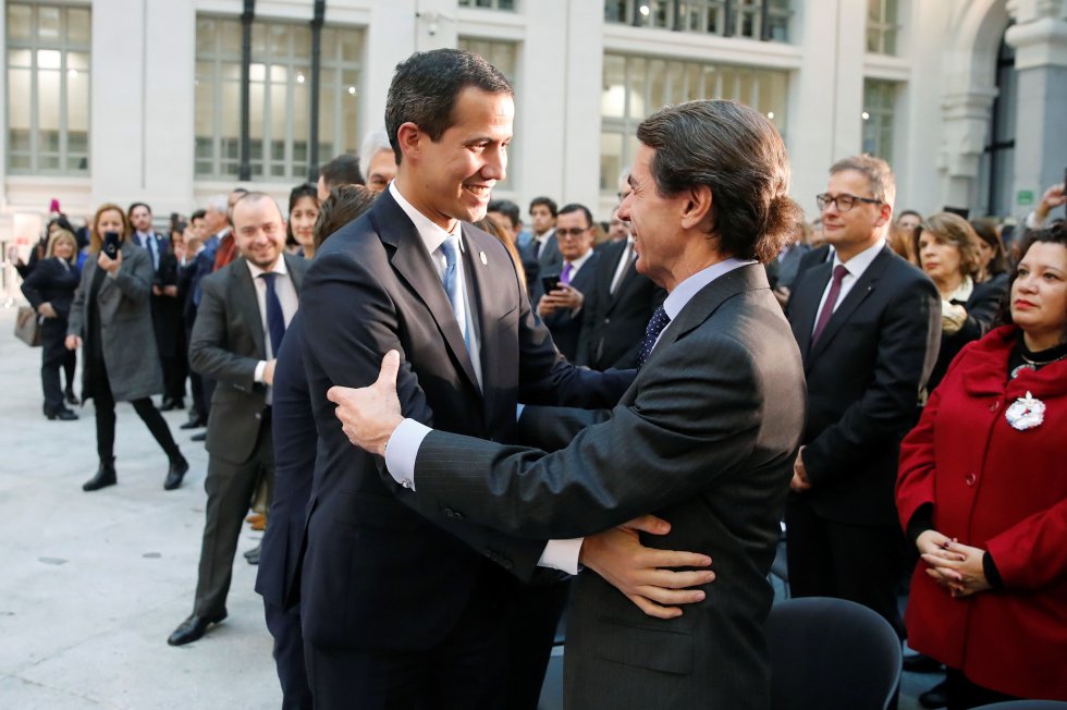 El expresidente del Gobierno José María Aznar y el presidente encargado de Venezuela, Juan Guaidó (izquierda), en el Ayuntamiento de Madrid.