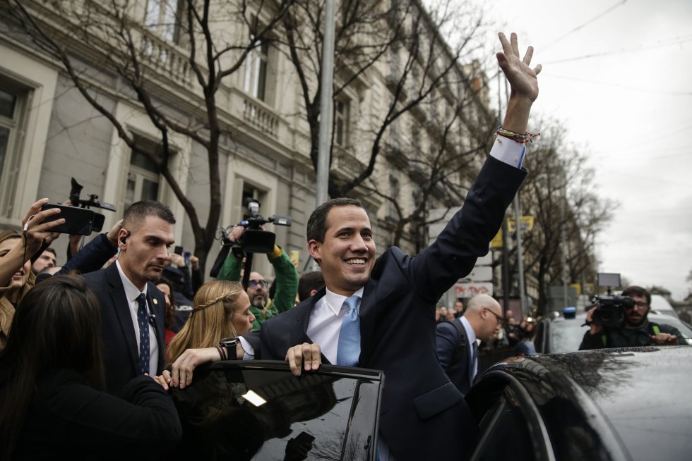 Juan Guaidó saluda en el exterior de la Casa de América.