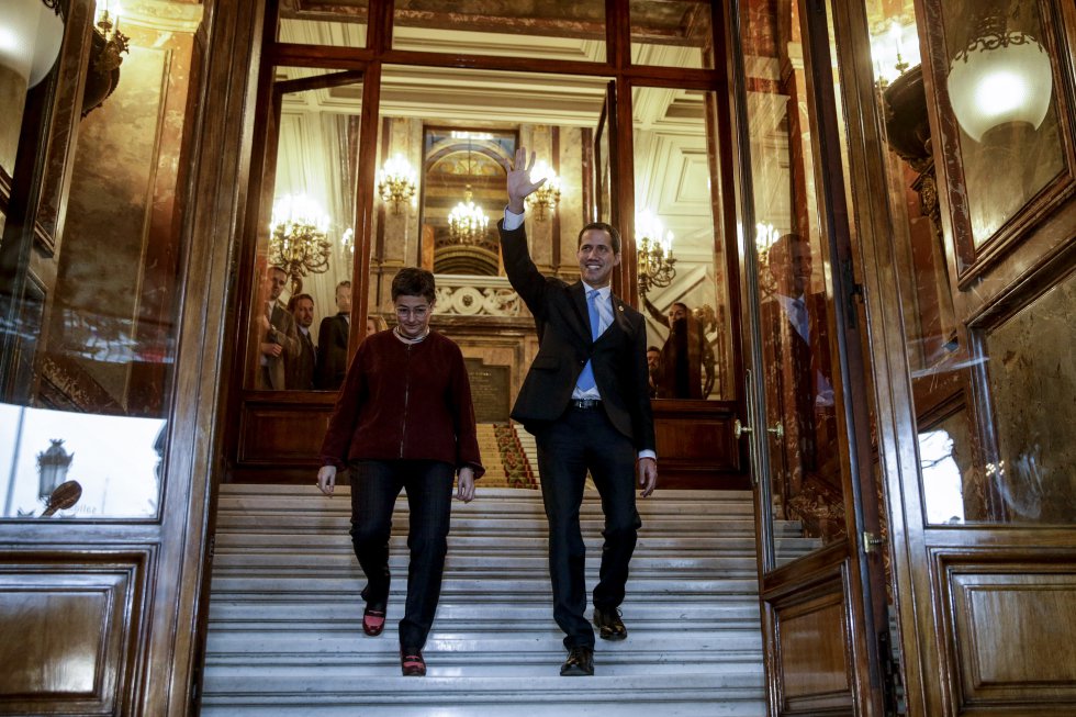 Juan Guaidó y la ministra de Asuntos Exteriores, Arancha González Laya, se reúnen en la Casa de América, este sábado en Madrid.