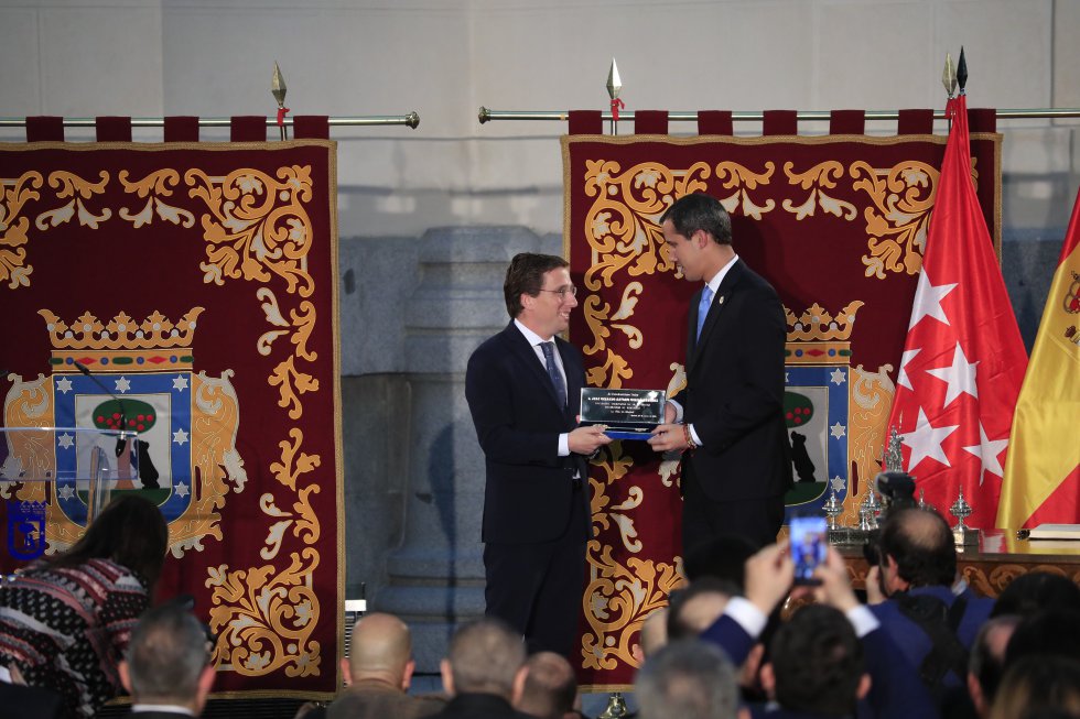 El presidente encargado de Venezuela, Juan Guaidó recibe de manos del alcalde de Madrid, José Luis Martínez-Almeida la Llave de Oro de la ciudad.