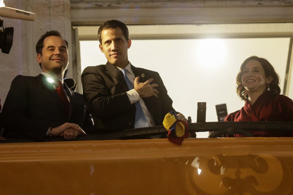 El presidente de la Asamblea Nacional de Venezuela Juan Guaidó junto a la presidenta de la Comunidad de Madrid, Isabel Díaz Ayuso y el vicepresidente del gobierno regional Ignacio Aguado saluda desde el balcón de la sede de la Comunidad de Madrid a los venezolanos concentrados en la Puerta del Sol.