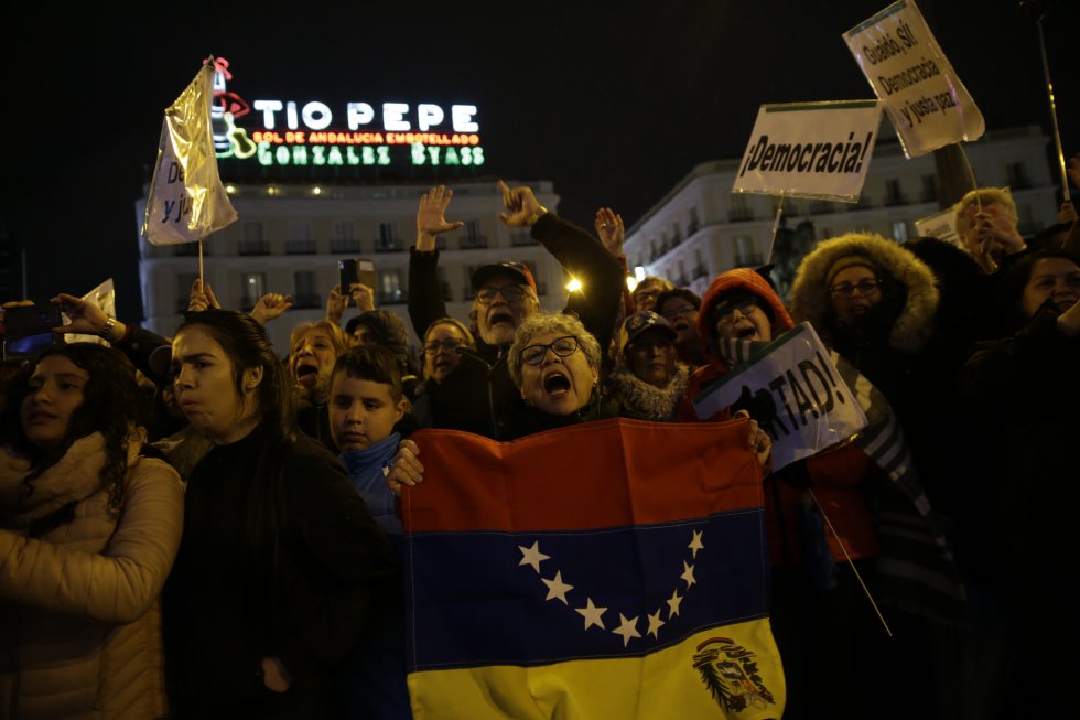 Ciudadanos venezolanos esperan en La Puerta del Sol la llegada de Juan Guaidó.