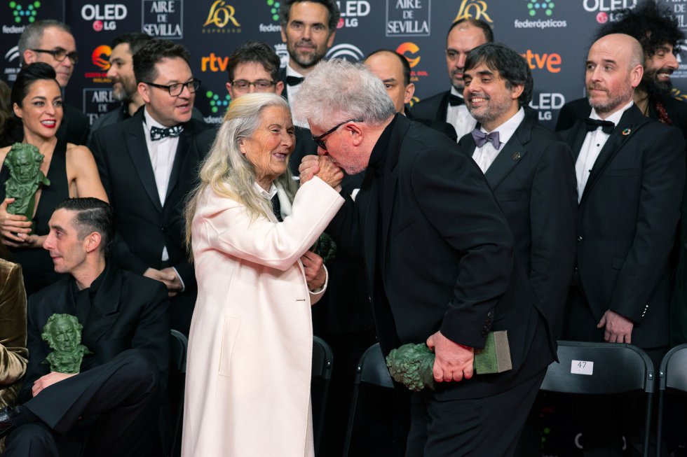 El director Pedro Almodóvar besa la mano de la actriz Benedicta Sánchez, ganadora del Goya a la mejor actriz revelación.