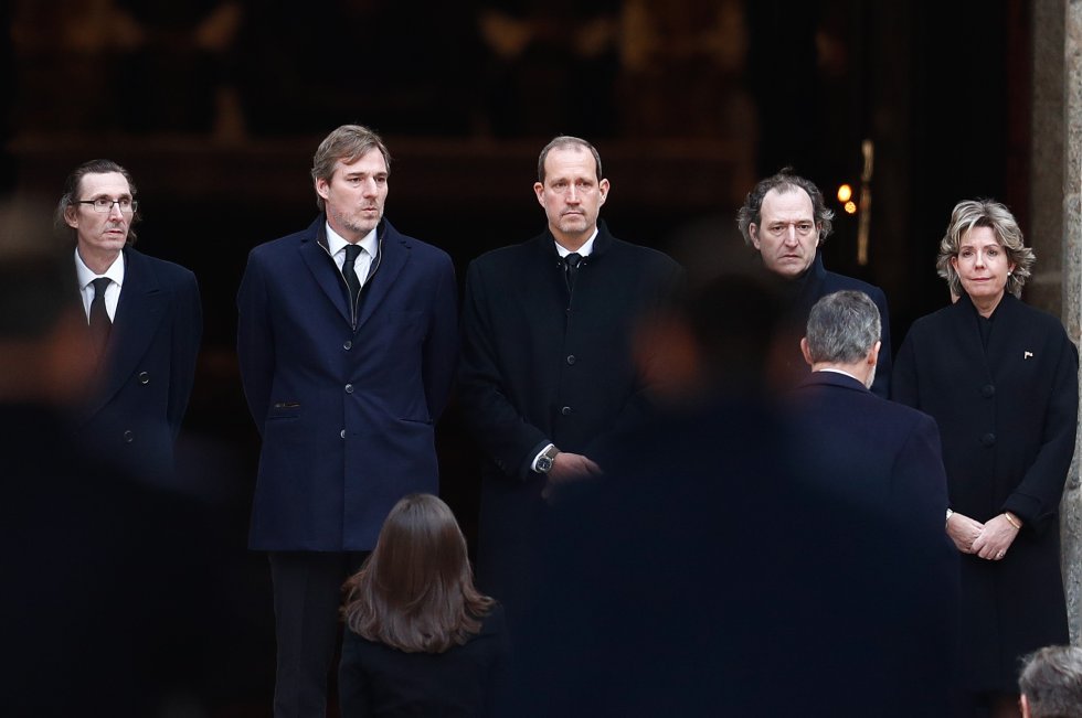 Los cinco hijos de Pilar de Borbón: Fernando, Luis, Bruno, Juan y Simoneta Gómez-Acebo, en el funeral de su madre, este miércoles, en El Escorial, en Madrid.