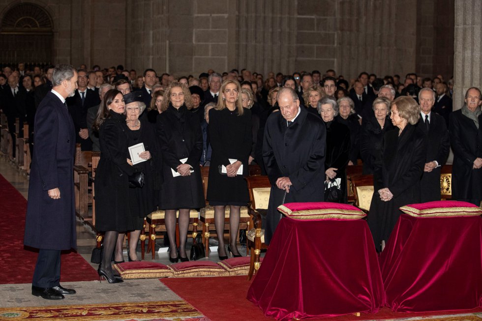 Los reyes eméritos, Juan Carlos y Sofía, Felipe VI y la reina Letizia, y las infantas Elena y Cristina, en el funeral de Pilar de Borbón, este miércoles en El Escorial, en Madrid.
