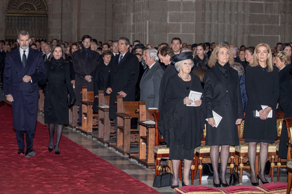 Los reyes Felipe VI y Letizia, a su llegada a la basílica del Real Monasterio de San Lorenzo de El Escorial, en el funeral por la infanta Pilar de Borbón. A la derecha, las Infantas Cristina y Elena y la anterior reina de Holanda, la princesa Beatriz.