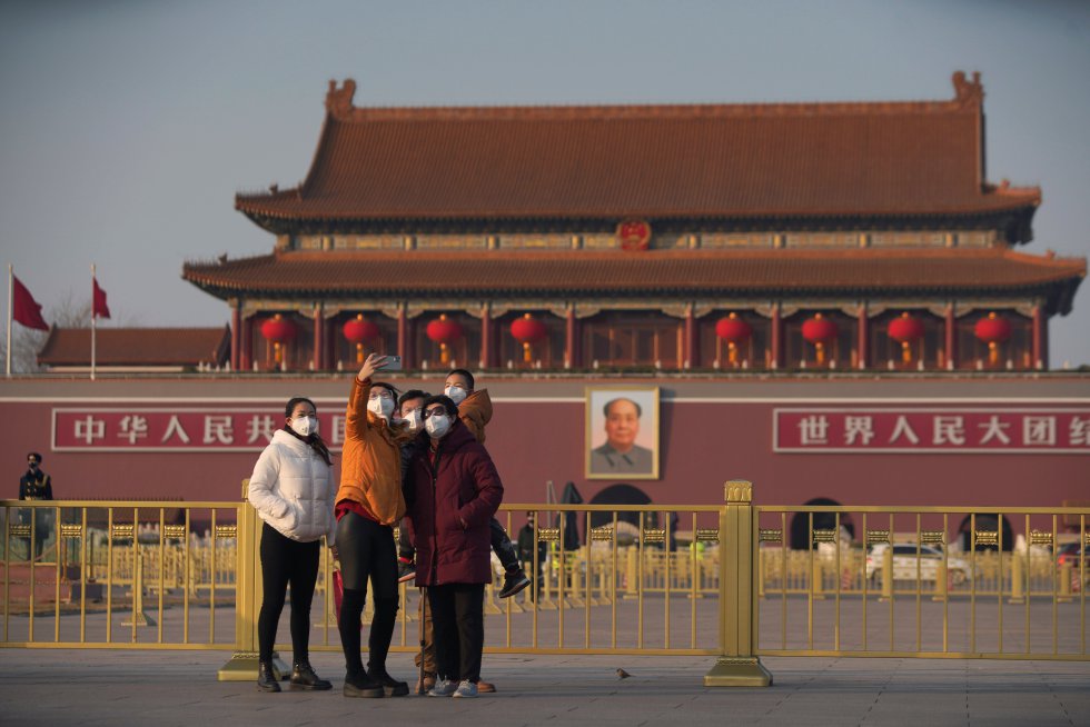 Un grupo de turistas se toma un selfi en la plaza de Tiananmén, en Pekín. China ha aconsejado a sus ciudadanos que pospongan los viajes al extranjero, mientras que varios países han instado a sus ciudadanos a evitar los viajes a China.