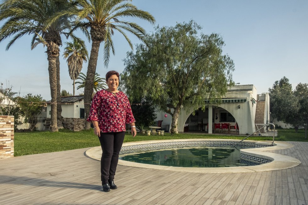 Clotilde Cerrudo, de 50 años, casada y madre de dos hijas, es médica al frente de un pequeño centro privado en Roquetas de Mar (Almería). Votante y afiliada de Vox, dice sobre la eutanasia: No la puedo concebir. Sobre las mujeres: Yo no soy feminista. Y sobre la educación de los hijos: Lo normal es la heterosexualidad, ¿no? El hombre y la mujer. Y no me pongas una ley que me diga que todo vale. Hay que educar con respeto, con consentimiento de los padres en los colegios. En mi casa estoy dando unas normas morales y religiosas para que ahora venga otro y me diga: ‘No, no es eso”.