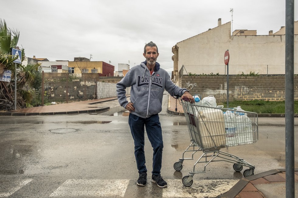 Félix Pérez, de 50 años, es un herrador y domador de caballos ahora sin empleo. Vive en Torre-Pacheco (Murcia), donde Vox obtuvo un 38% de los votos el 10N. Arrastra garrafas de agua que acaba de llenar en casa de un vecino porque a él se la han cortado por impago. Llevaba “25 años” sin acudir a las urnas. Pero esta vez votó a Vox. “Esto no puede seguir así. Cada día engordan más los que ya están gordos y los débiles, como yo, notamos más la endeblez. Yo creo que Vox mira más por la clase baja que los otros partidos”.