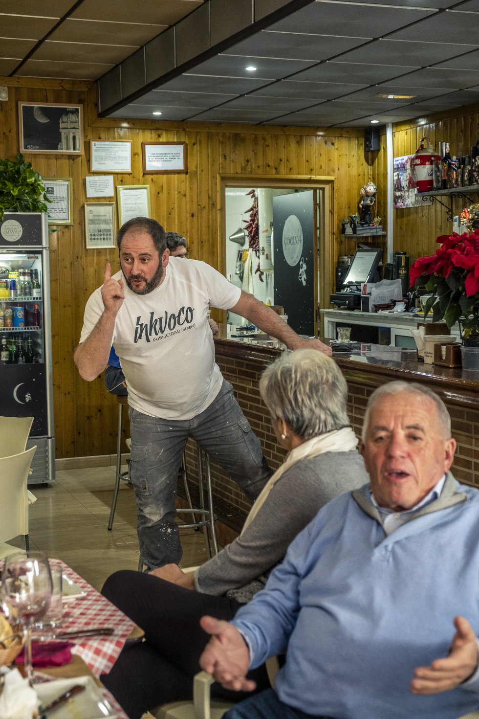 Esta imagen, tomada en un bar de Roquetas de Mar (Almería), municipio donde el voto a Vox alcanzó el 30% el 10N, no representa a votantes de Vox. Muestra el debate que se montó en el local cuando se les preguntó a los clientes por el auge de Vox en la zona. La discusión giró, sobre todo, en torno a la inmigración y a la violencia de género.