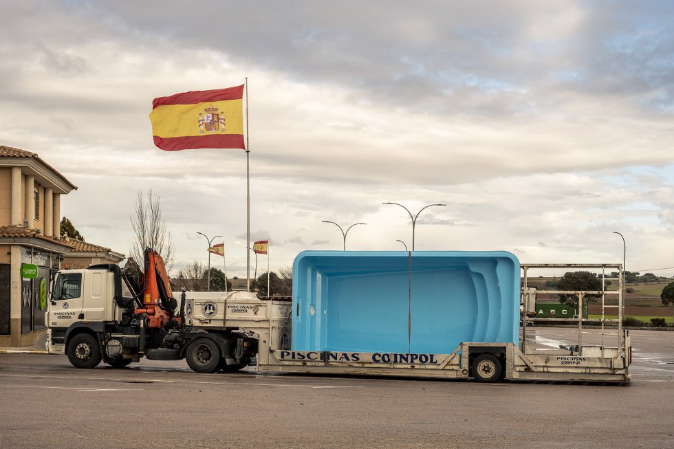 Esta estación de servicio, ubicada en la provincia de Cuenca, se promociona al borde de la autopista con una bandera de España de 70 metros cuadrados. Un miembro de la familia propietaria se define como uno de los primeros 40.000 votantes de Vox.