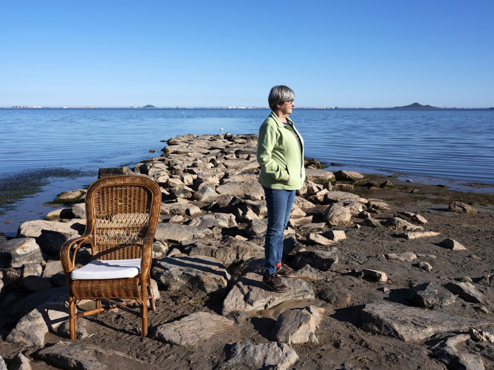 Isabel Rubio, de la asociación ciudadana Pacto por el Mar Menor, en la playa de Los Alcázares (Murcia).