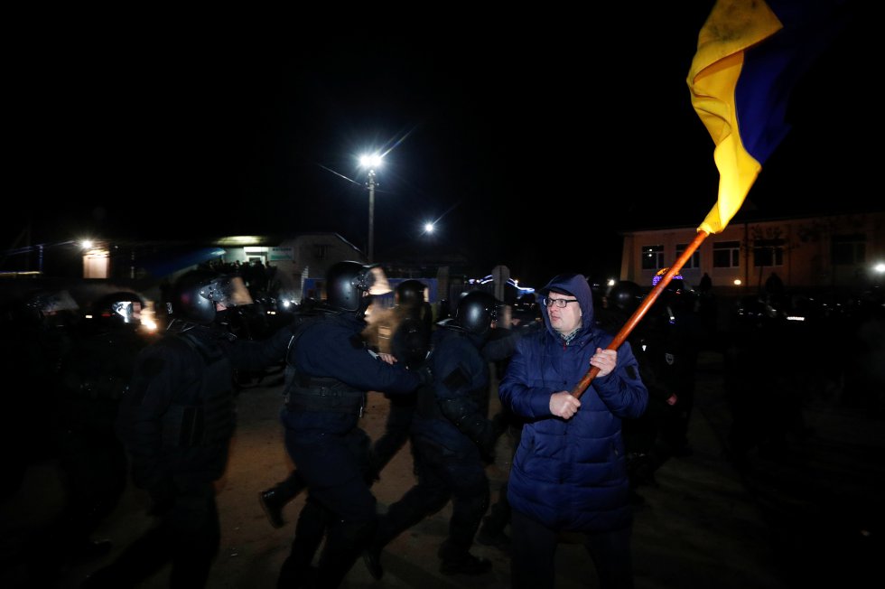 Vecinos de Novye Sanzhari (Ucrania) protestan por la llegada de 72 evacuados desde la provincia china de Hubei.